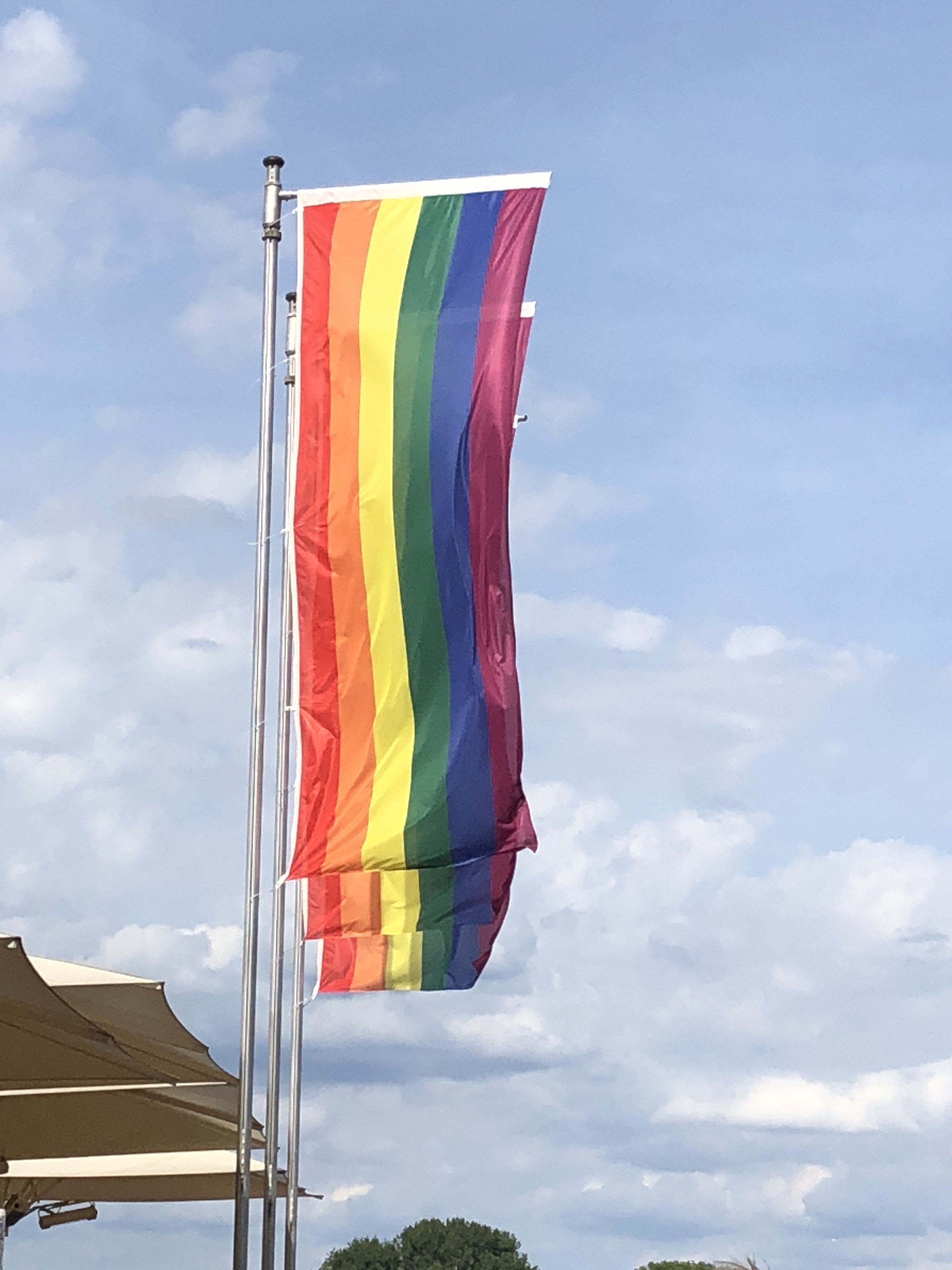 Bunte Kleider, Regenbogenflaggen und laute Musik